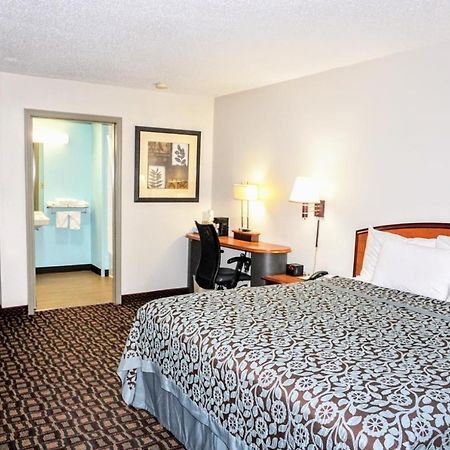 Days Inn By Wyndham Augusta Wheeler Road Экстерьер фото