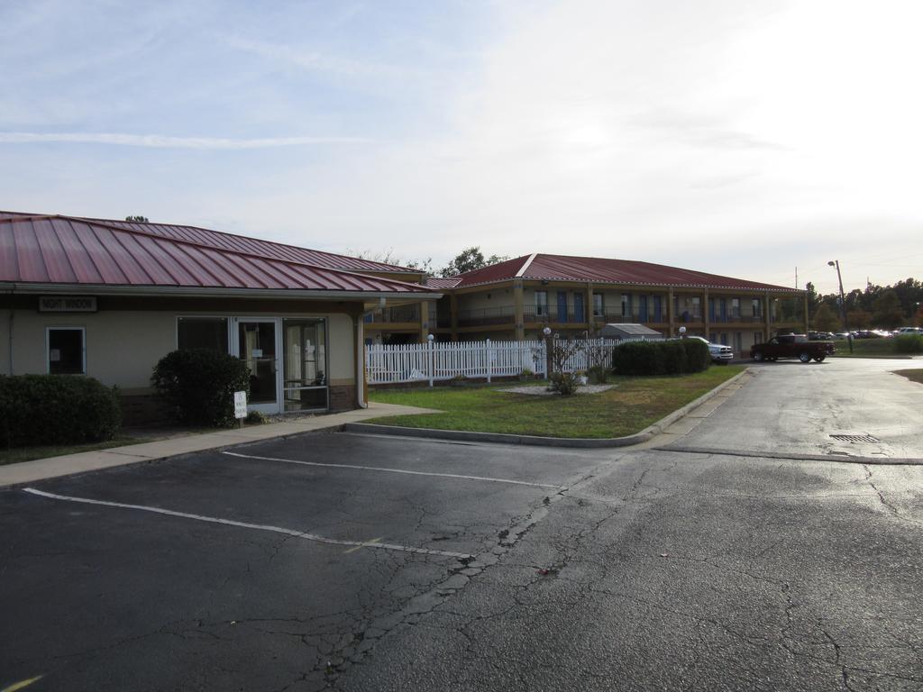 Days Inn By Wyndham Augusta Wheeler Road Экстерьер фото