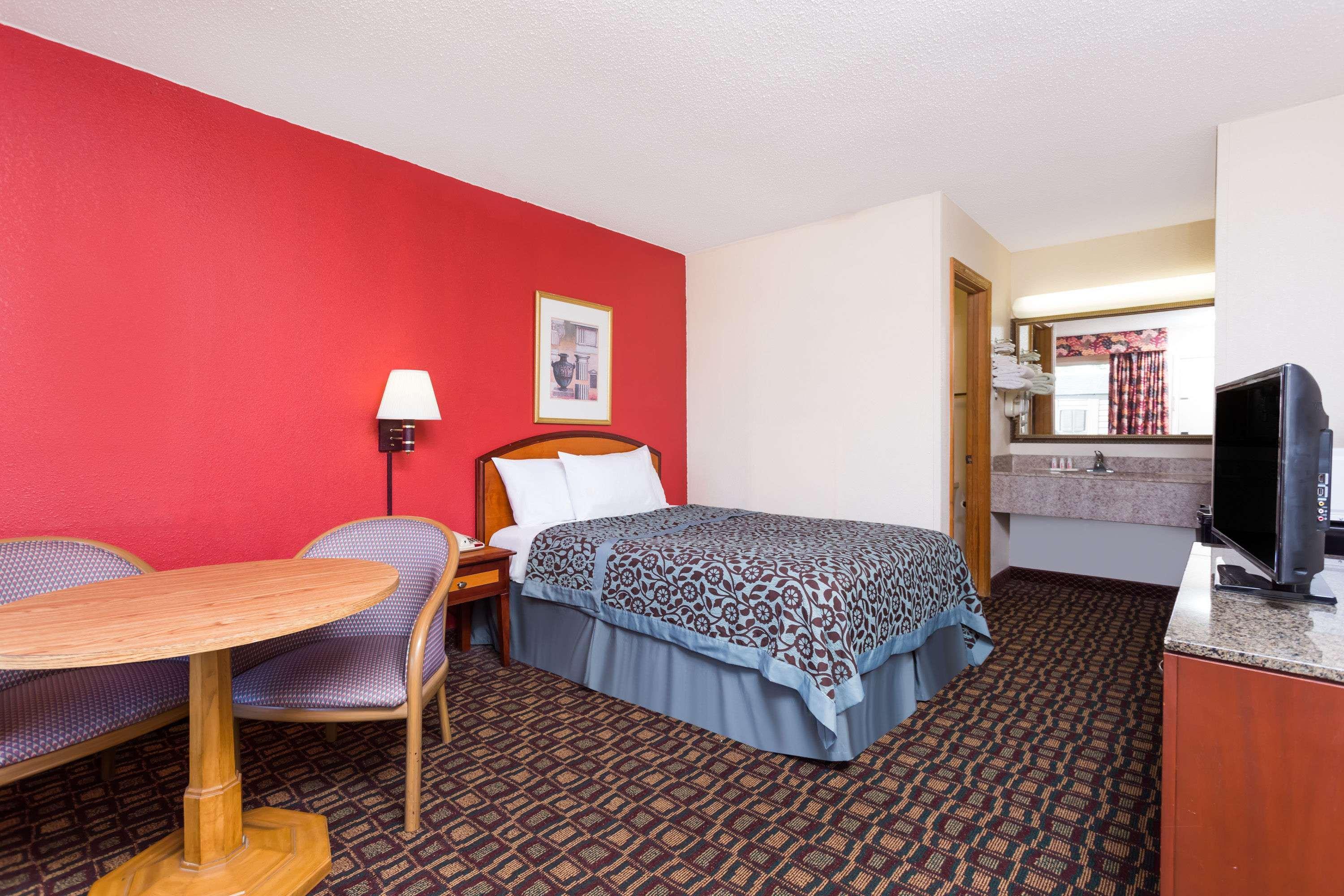 Days Inn By Wyndham Augusta Wheeler Road Экстерьер фото