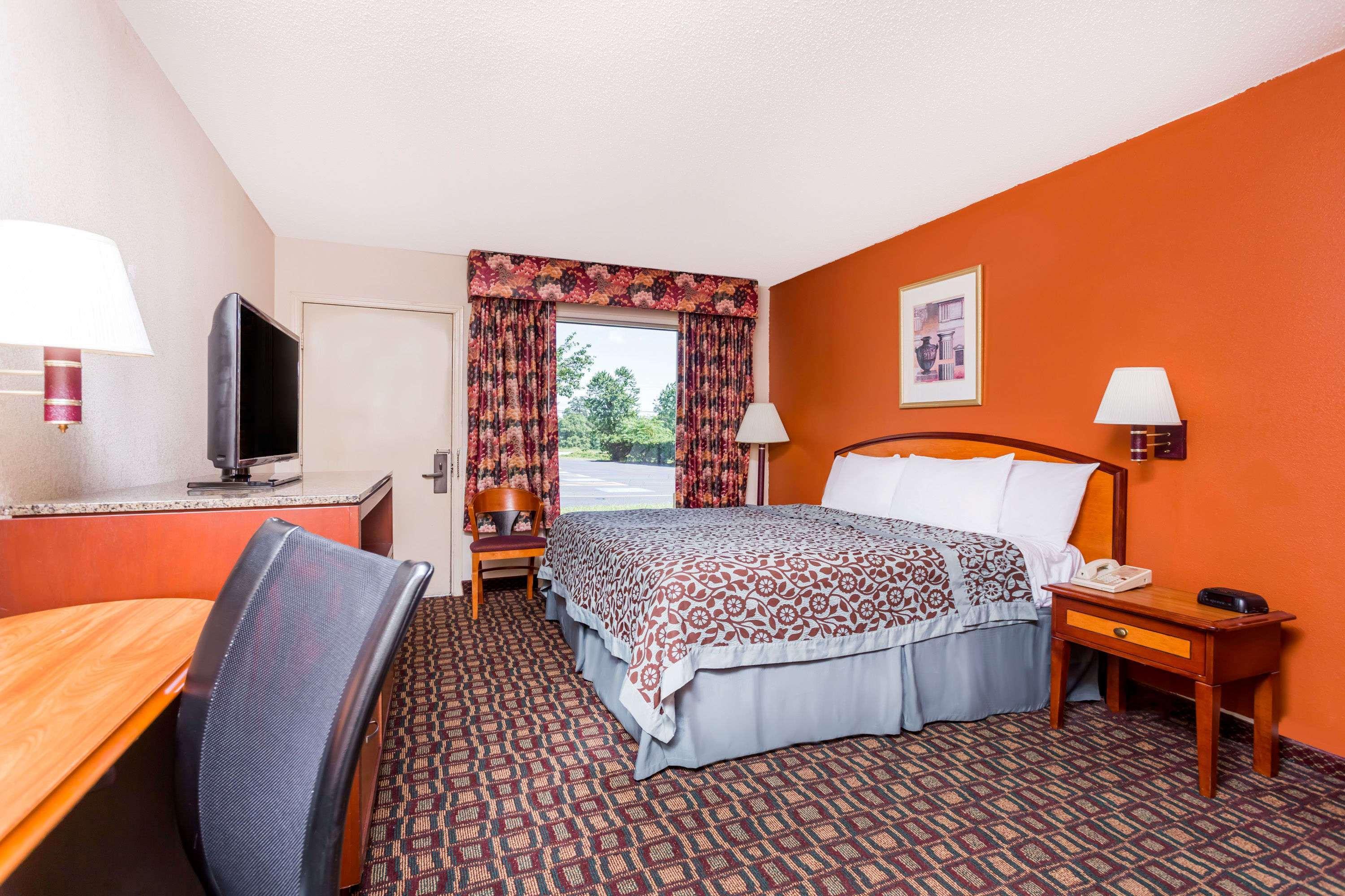 Days Inn By Wyndham Augusta Wheeler Road Экстерьер фото