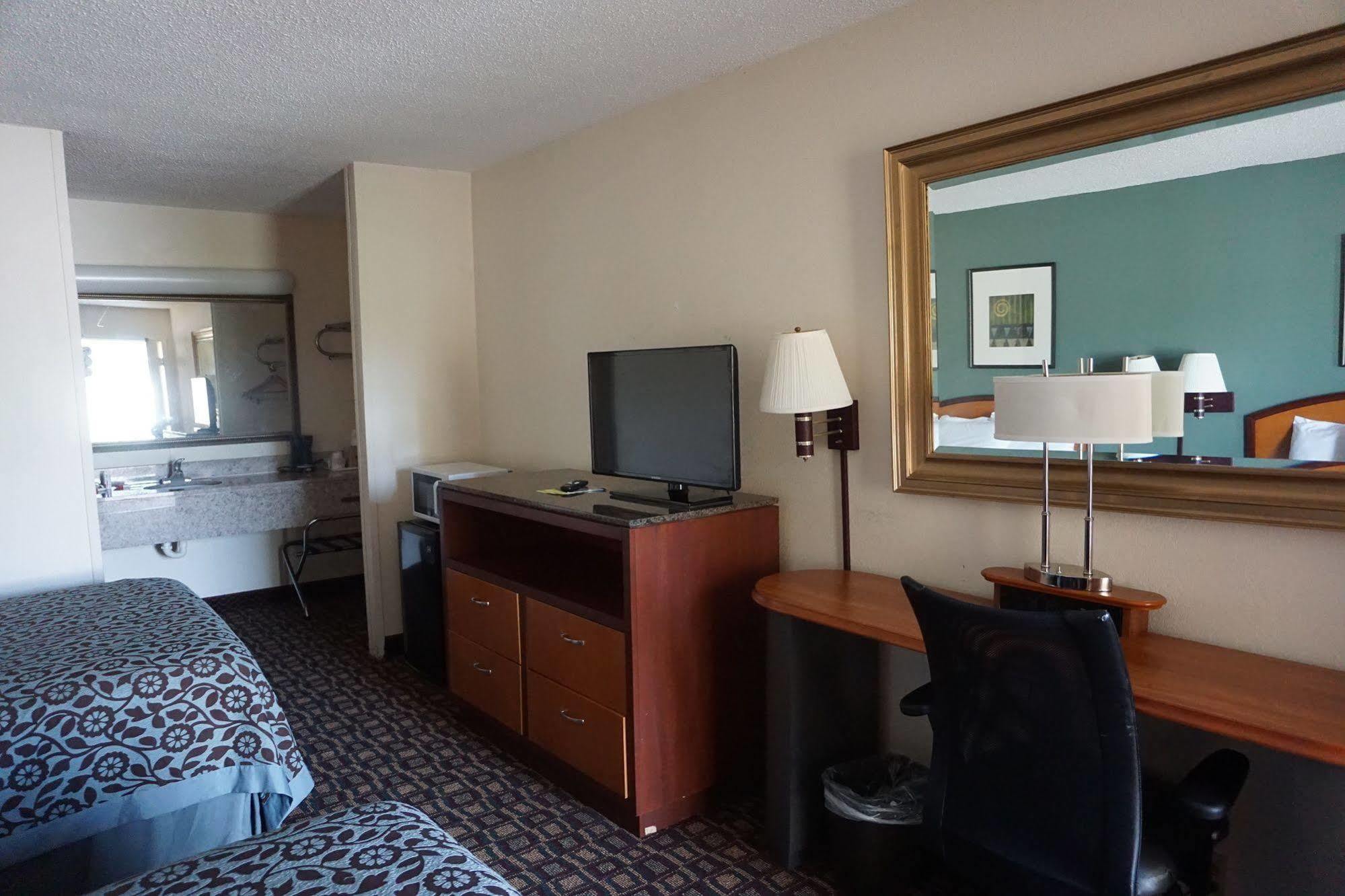 Days Inn By Wyndham Augusta Wheeler Road Экстерьер фото