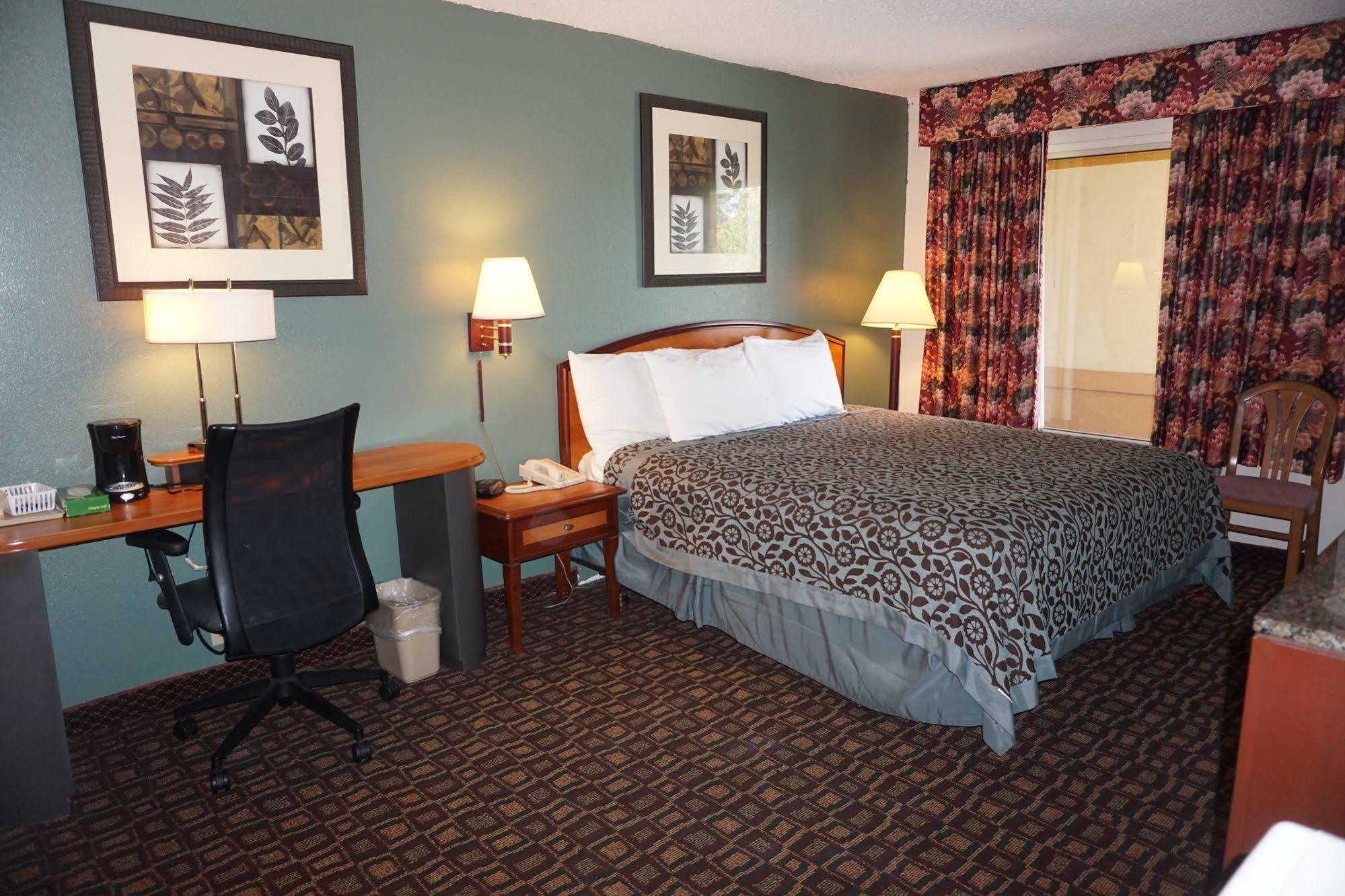 Days Inn By Wyndham Augusta Wheeler Road Экстерьер фото
